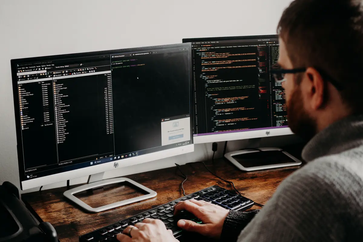 Programuotojas optimizuoja tinklapio krovimo greitį